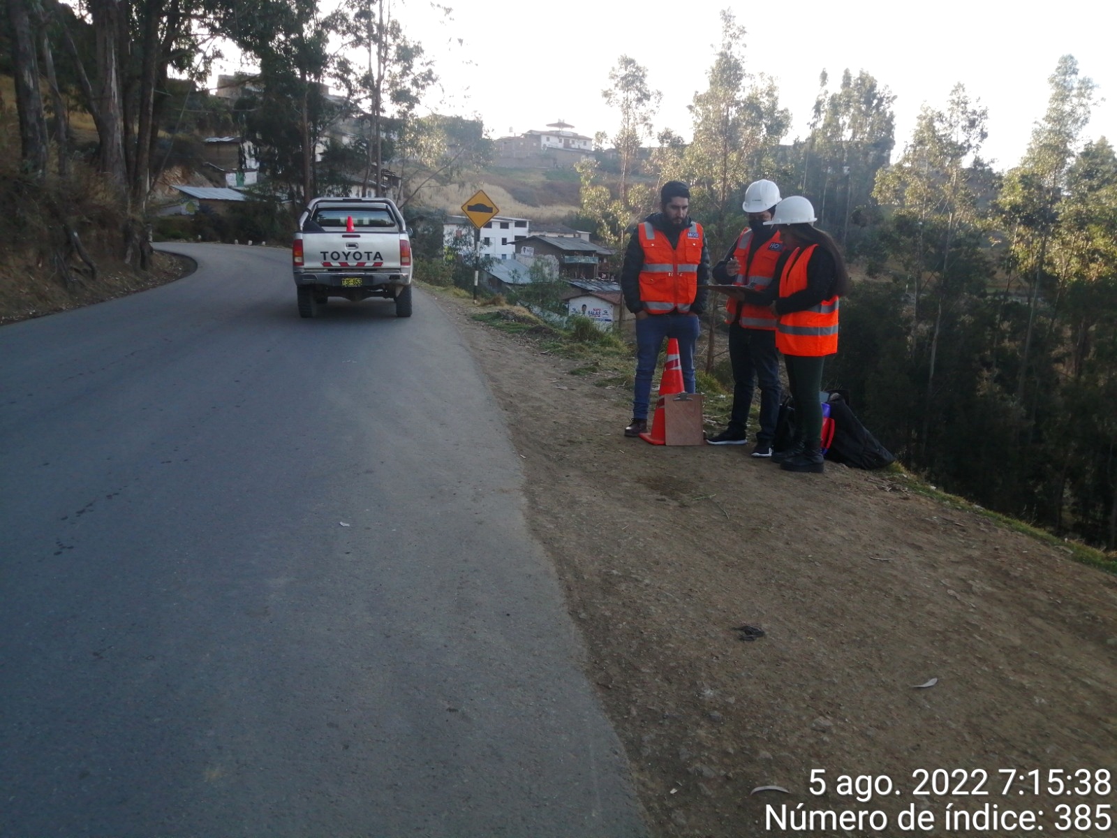 Equipo realizando evaluación técnica en una vía rural